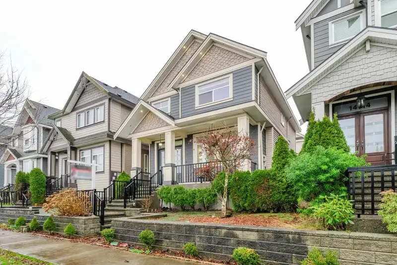 14118 60A AVENUE - photo 2 of 40