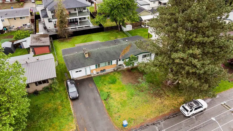 2141 LYNDEN STREET - photo 2 of 34