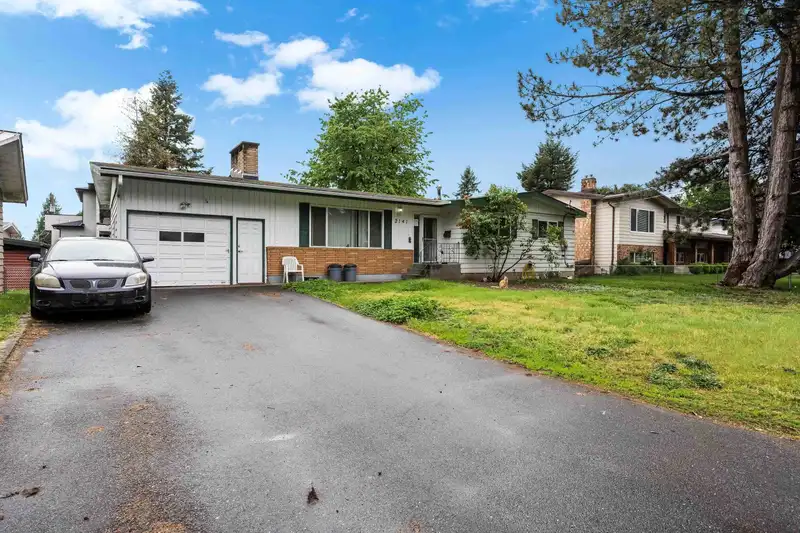 2141 LYNDEN STREET - photo 3 of 34