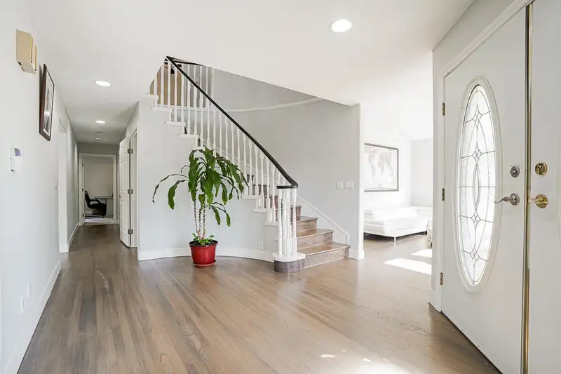 18467 55 AVENUE - photo 4 of 39