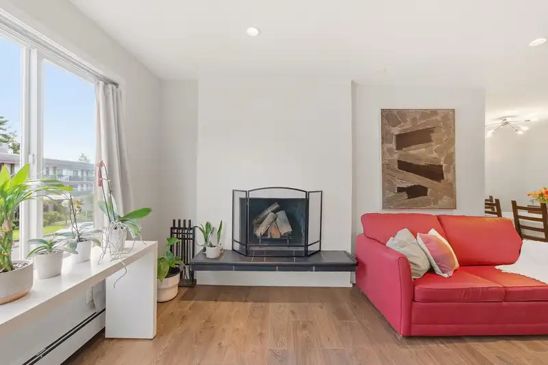 301 1381 MARTIN STREET - photo 2 of 34