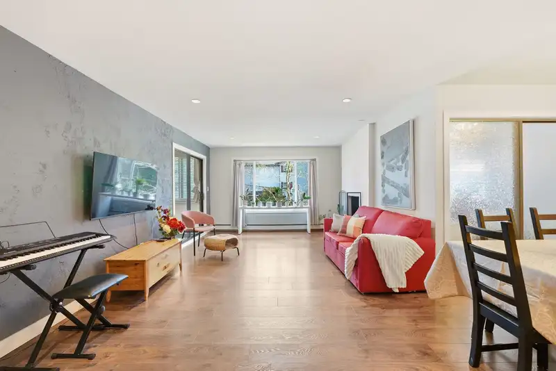 301 1381 MARTIN STREET - photo 3 of 34