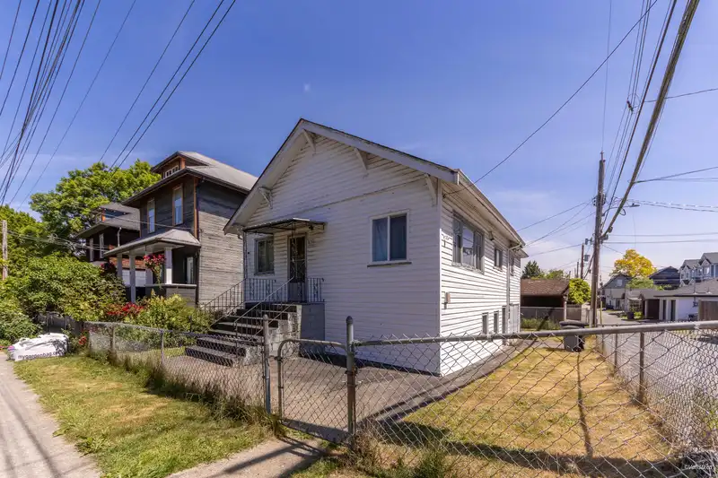 824 SEMLIN DRIVE - photo 2 of 27
