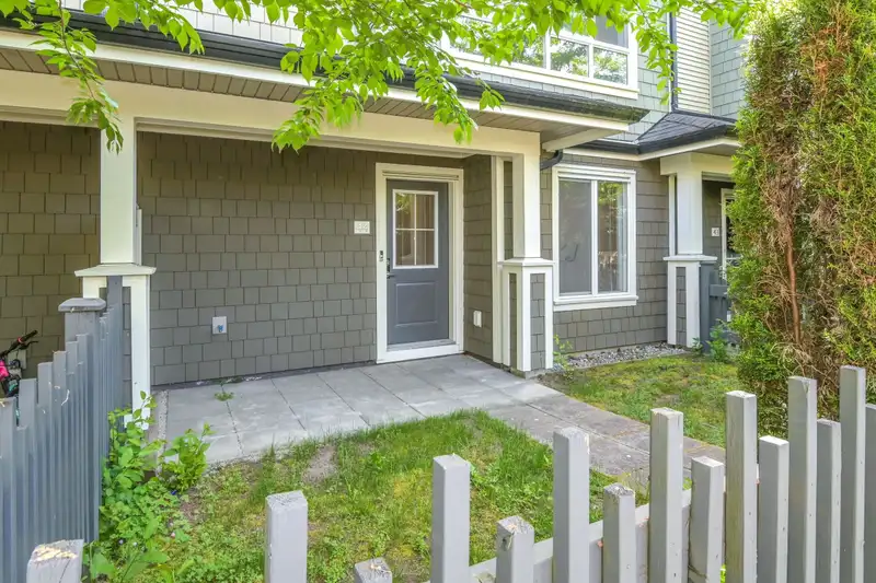 44 8138 204 STREET - photo 2 of 29
