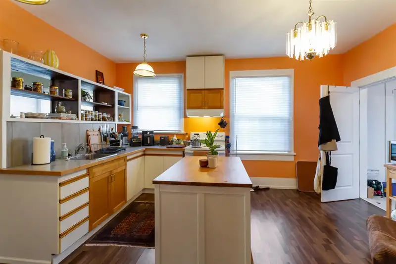 1925 ADANAC STREET - photo 3 of 31