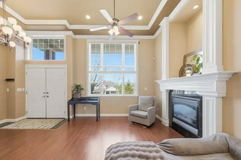 14588 62 AVENUE - photo 3 of 31