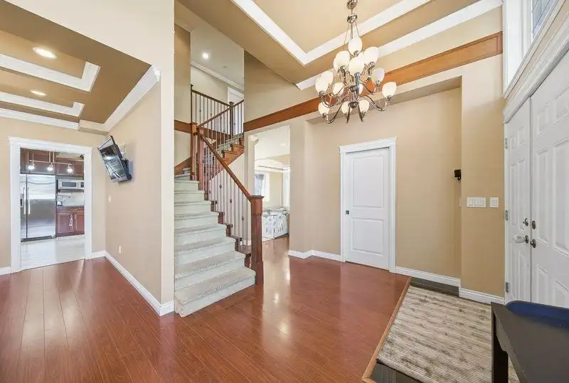 14588 62 AVENUE - photo 4 of 31