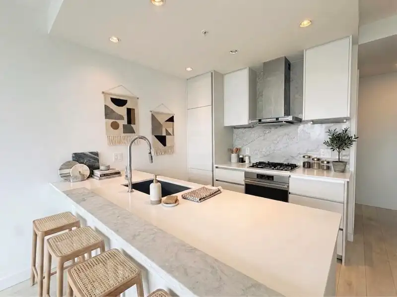 1611 6098 STATION STREET - photo 2 of 10