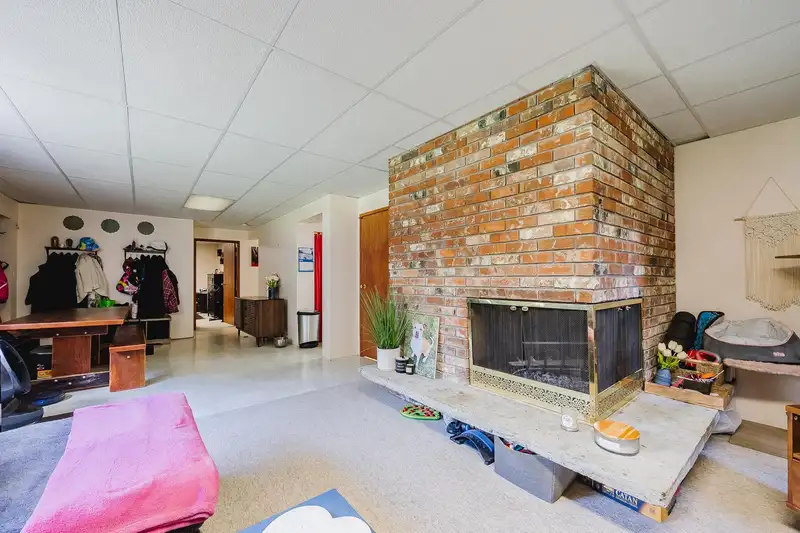 21190 GLENWOOD AVENUE - photo 4 of 38