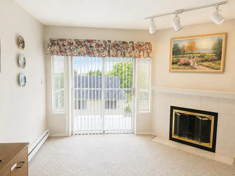 38 11502 BURNETT STREET - photo 3 of 22