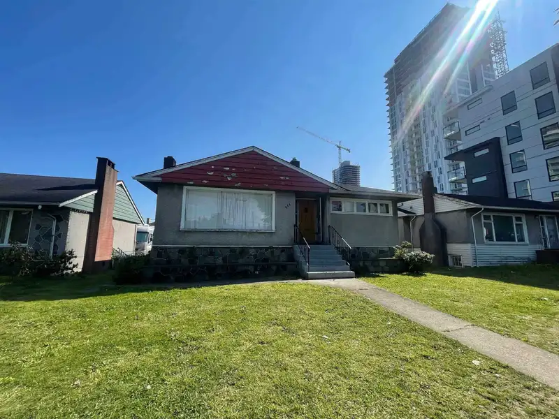 426 W 41ST AVENUE - photo 1 of 1