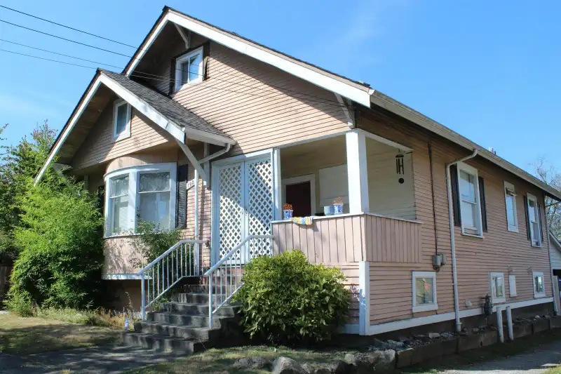 1925 ADANAC STREET - photo 1 of 32