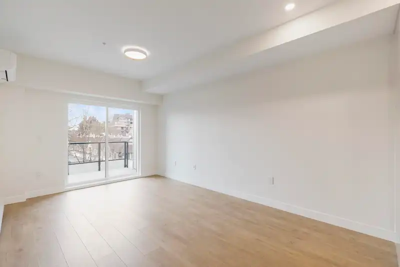 407 15353 17 AVENUE - photo 3 of 26