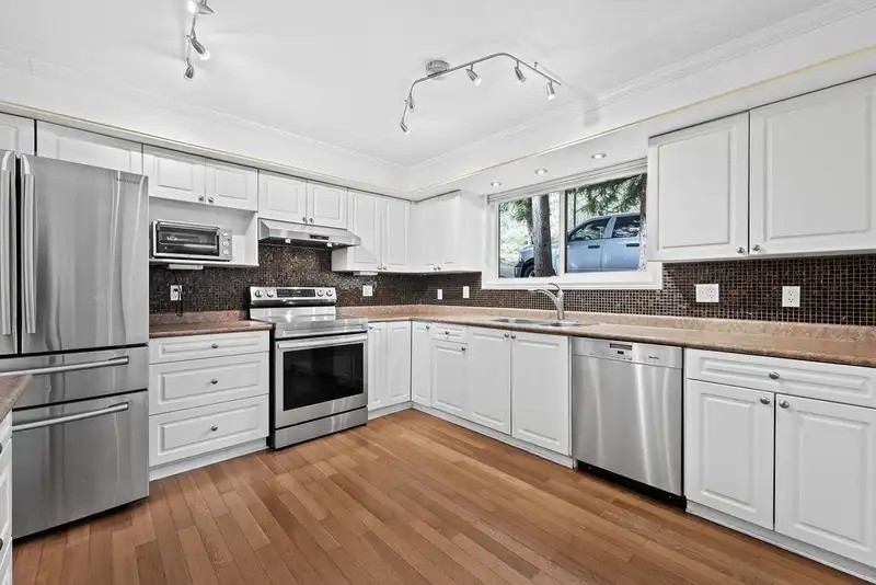 407 DARTMOOR DRIVE - photo 3 of 39