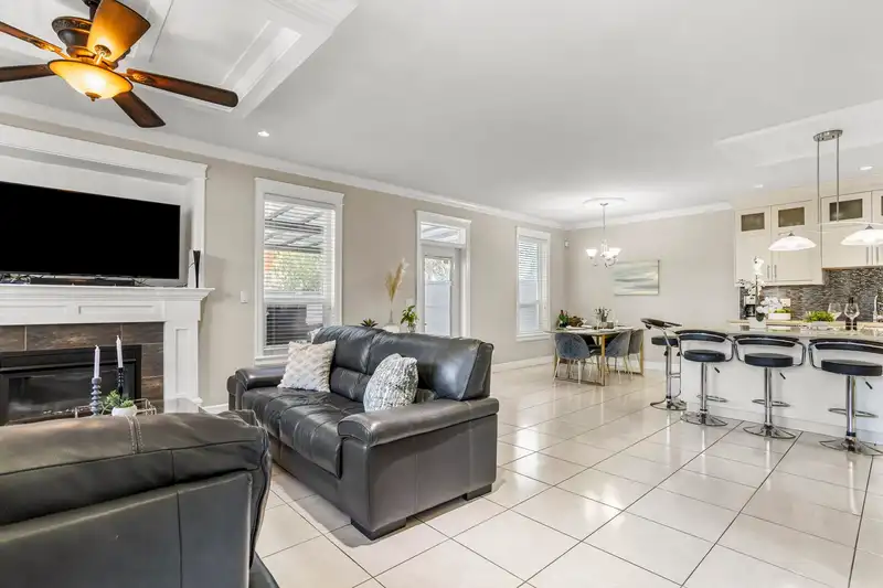 11790 80 AVENUE - photo 4 of 38