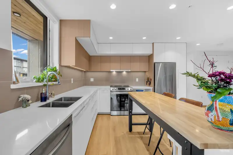 510 9888 UNIVERSITY CRESCENT - photo 2 of 14