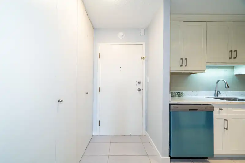 215 5932 PATTERSON AVENUE - photo 4 of 23