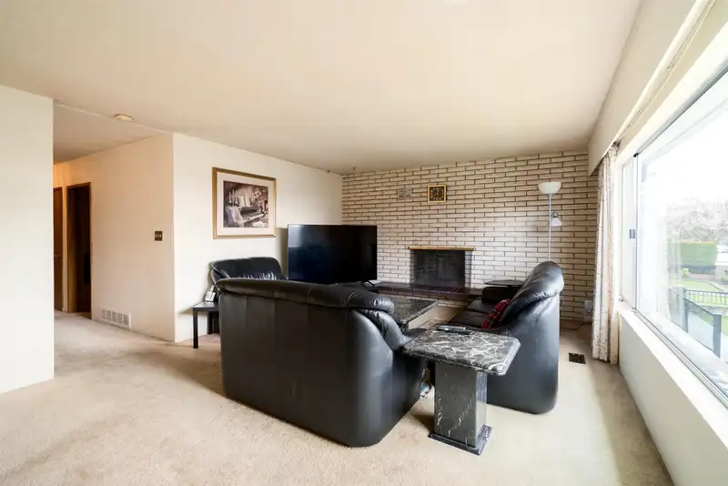 437 E 55TH AVENUE - photo 2 of 40