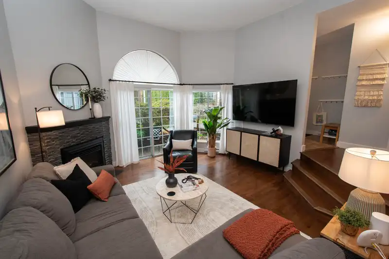 118 216 E 6TH STREET - photo 2 of 40