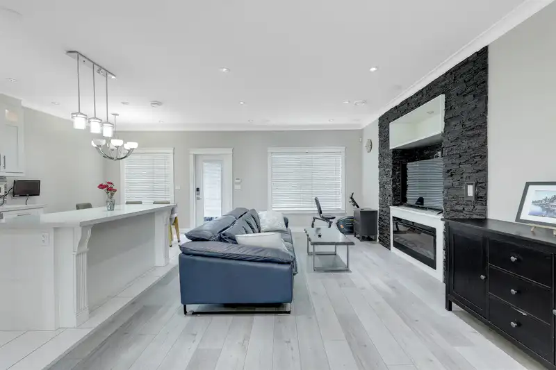 21001 77 AVENUE - photo 2 of 36