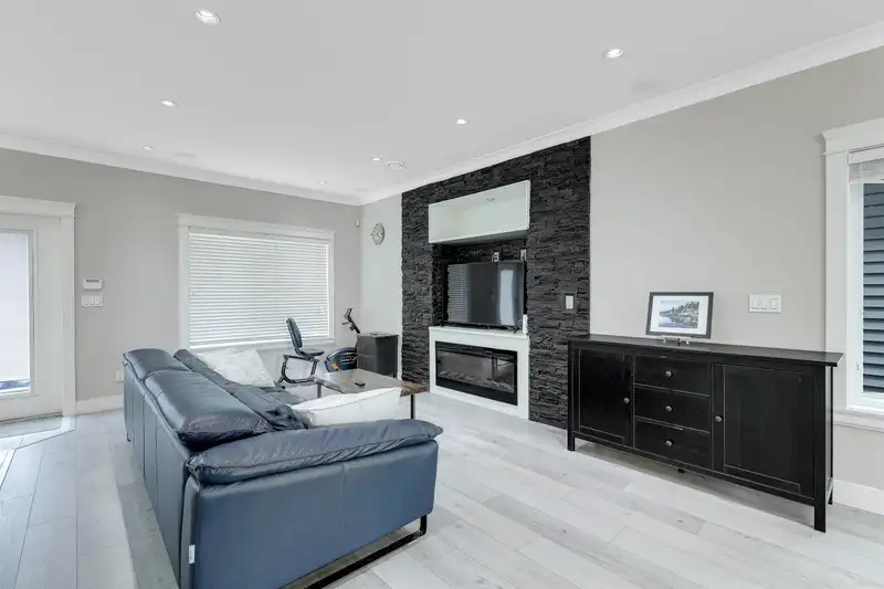 21001 77 AVENUE - photo 3 of 36