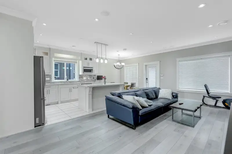 21001 77 AVENUE - photo 4 of 36
