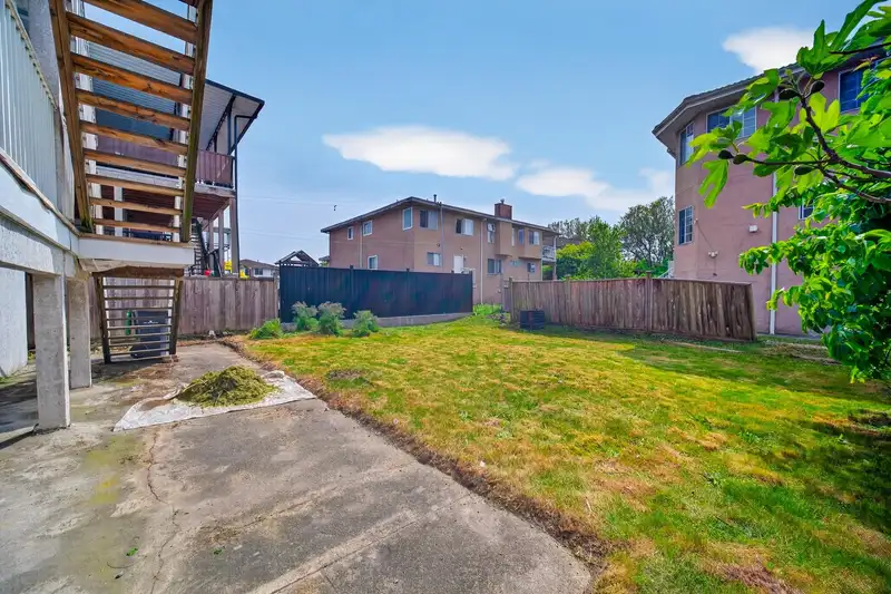 330 WOOD STREET - photo 4 of 37