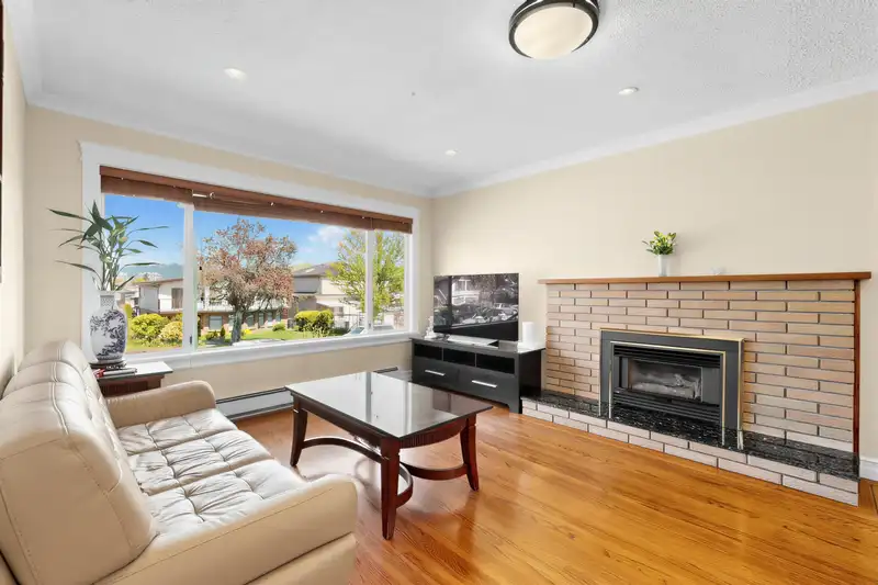 2166 E 39TH AVENUE - photo 4 of 40