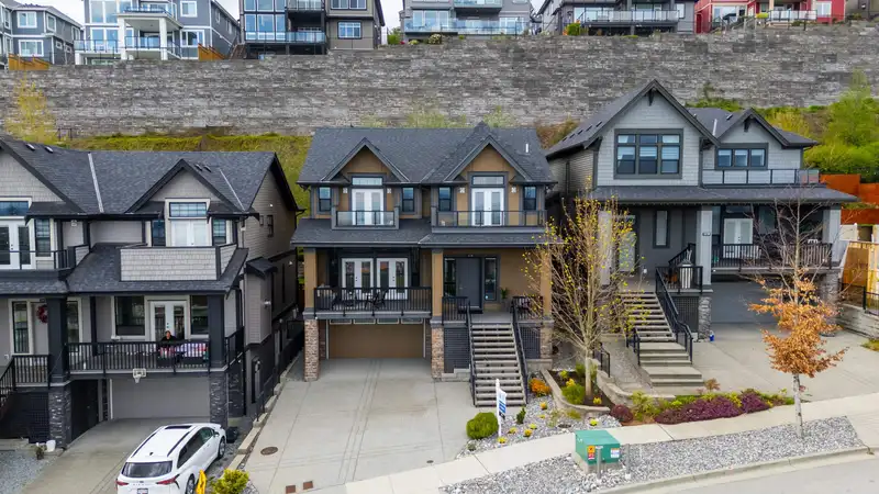 1436 MITCHELL STREET - photo 2 of 40