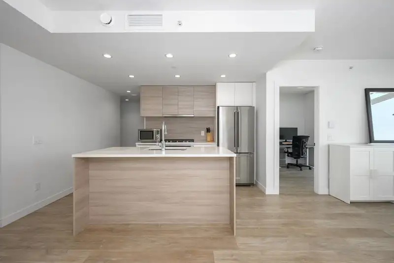 407 525 FOSTER AVENUE - photo 3 of 30