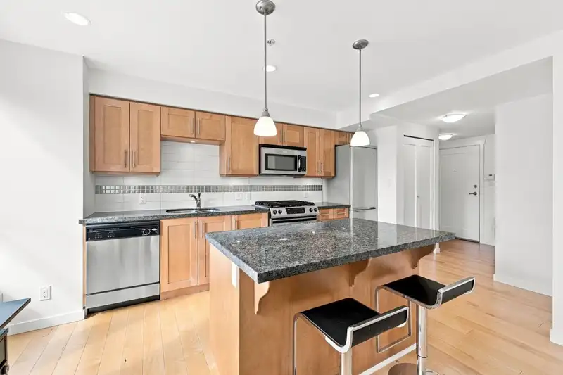 302 2626 ALBERTA STREET - photo 3 of 23