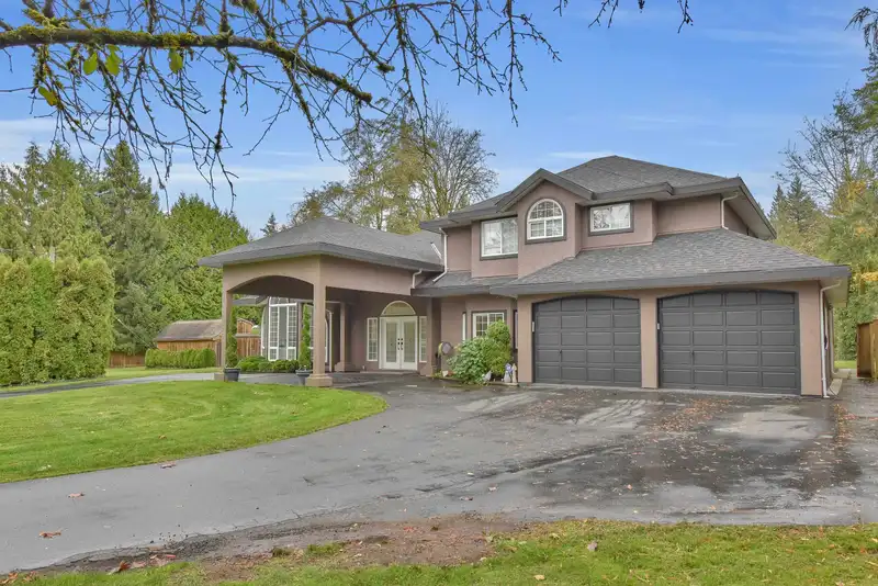 20054 FERNRIDGE CRESCENT - photo 1 of 39