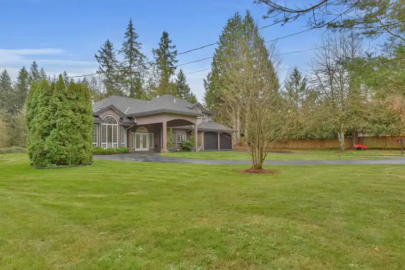 20054 FERNRIDGE CRESCENT - photo 3 of 39