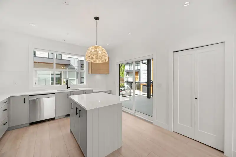 37 20335 70A AVENUE - photo 3 of 35