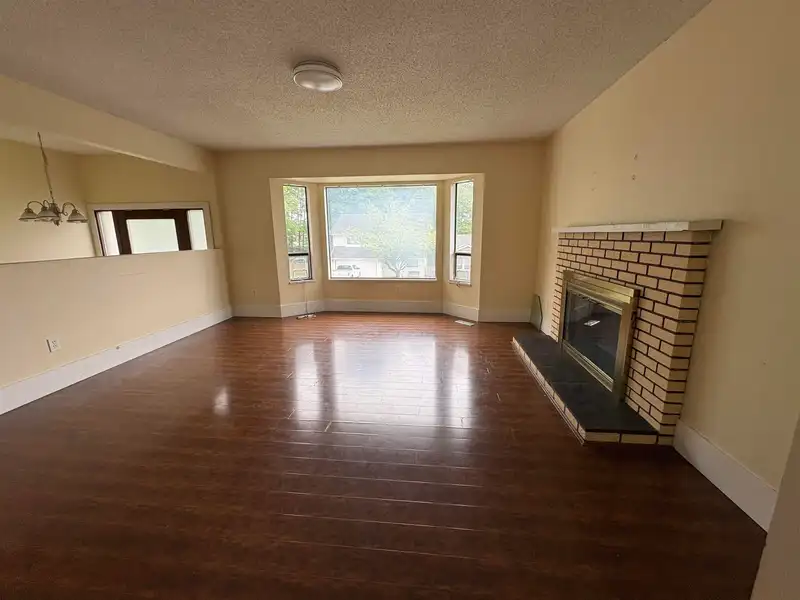 14863 87A AVENUE - photo 2 of 19