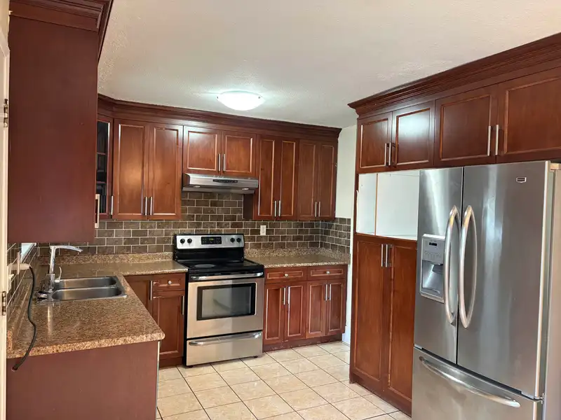 14863 87A AVENUE - photo 3 of 19