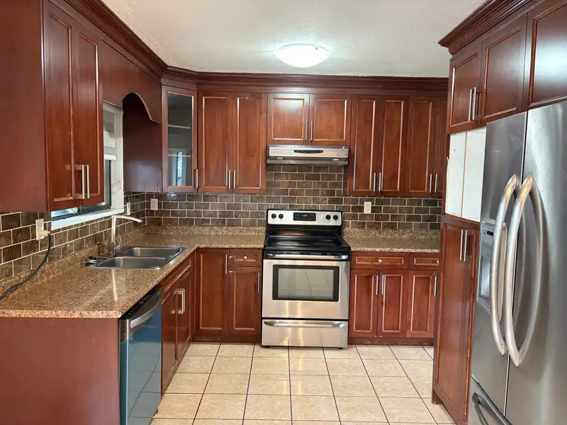 14863 87A AVENUE - photo 4 of 19