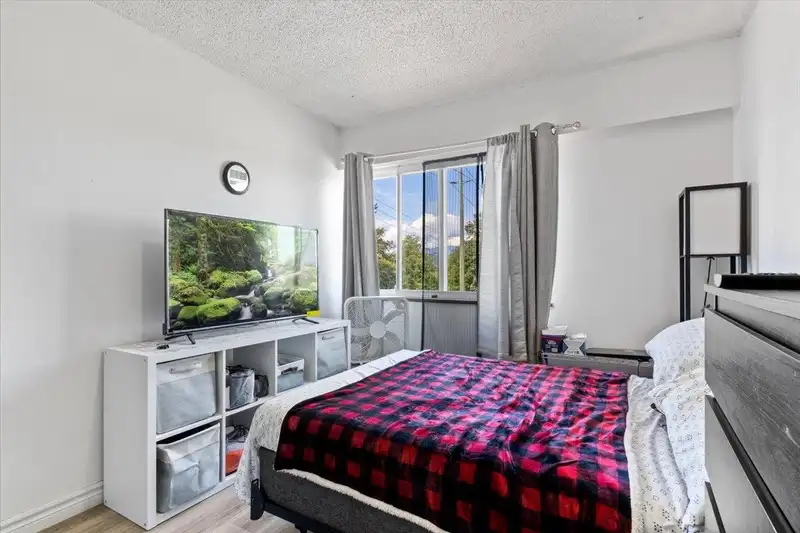6630-6632 CANADA WAY - photo 3 of 34