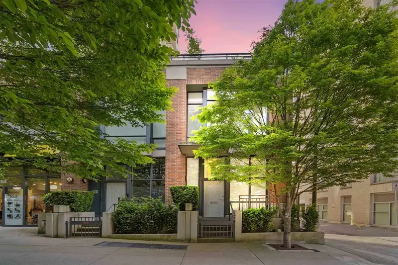 555 HELMCKEN STREET - photo 1 of 29