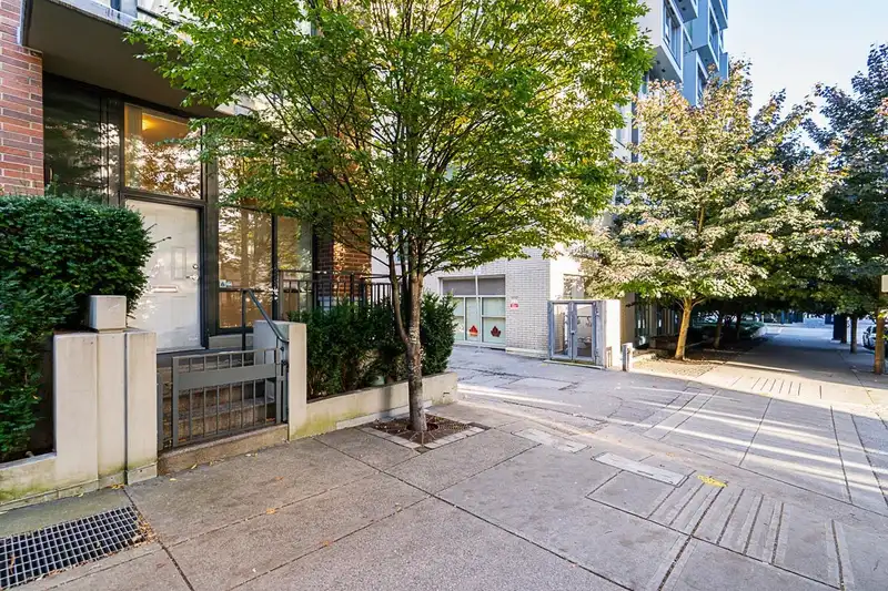 555 HELMCKEN STREET - photo 4 of 29