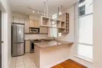 555 HELMCKEN STREET - thumbnail 9