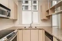 555 HELMCKEN STREET - thumbnail 10