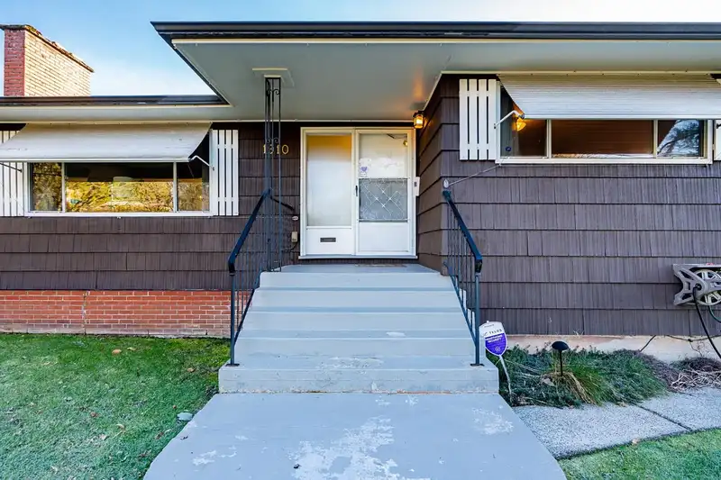 1910 HOLDOM AVENUE - photo 4 of 27
