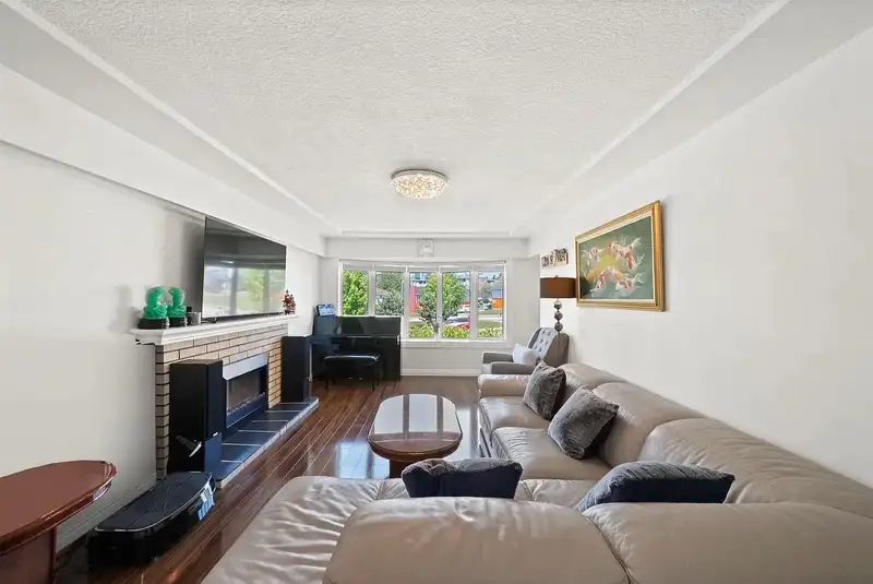 2374 E 33RD AVENUE - photo 2 of 8