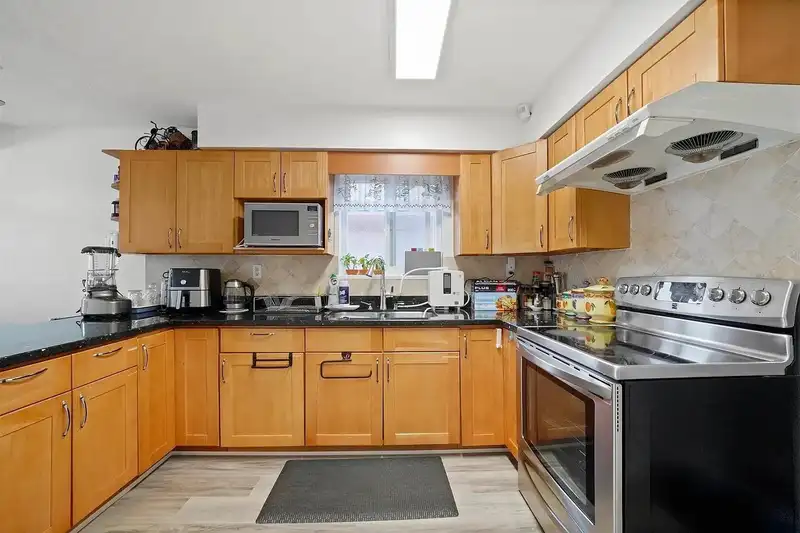2374 E 33RD AVENUE - photo 4 of 8