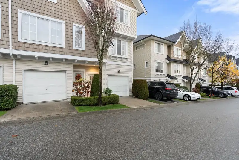 28 20560 66 AVENUE - photo 3 of 39