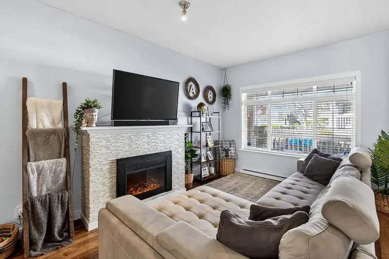 52 6852 193 STREET - photo 3 of 36