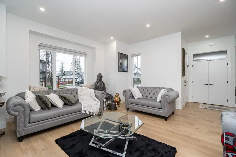20484 76 AVENUE - photo 4 of 19