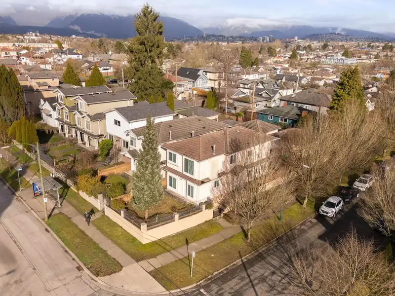 2423 E 4TH AVENUE - photo 2 of 40