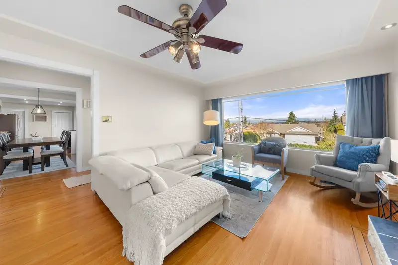 20722 46A AVENUE - photo 4 of 40